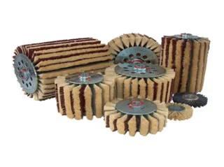 Assortiment de différentes brosses de meulage pour machines industrielles